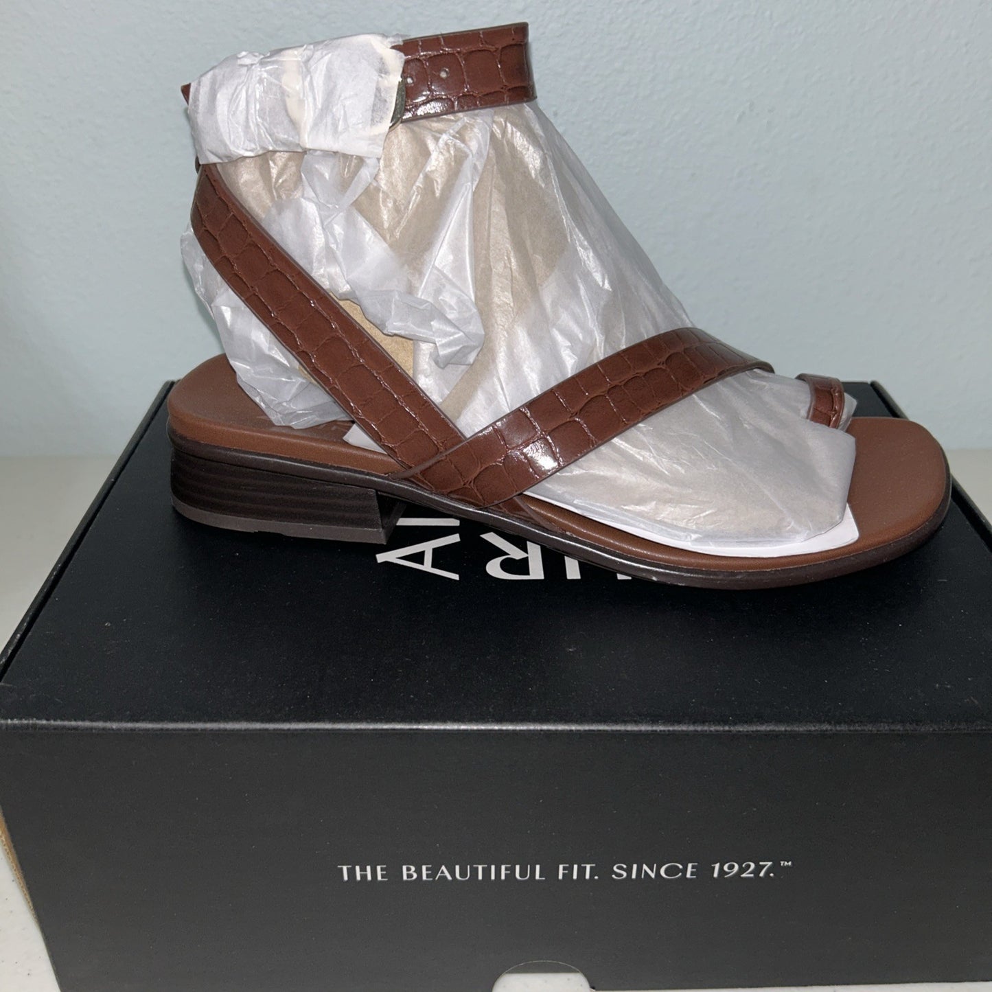 Naturalizer Brown Sandal 8 1/2 M Women’s Crocodile Gladiator Strap