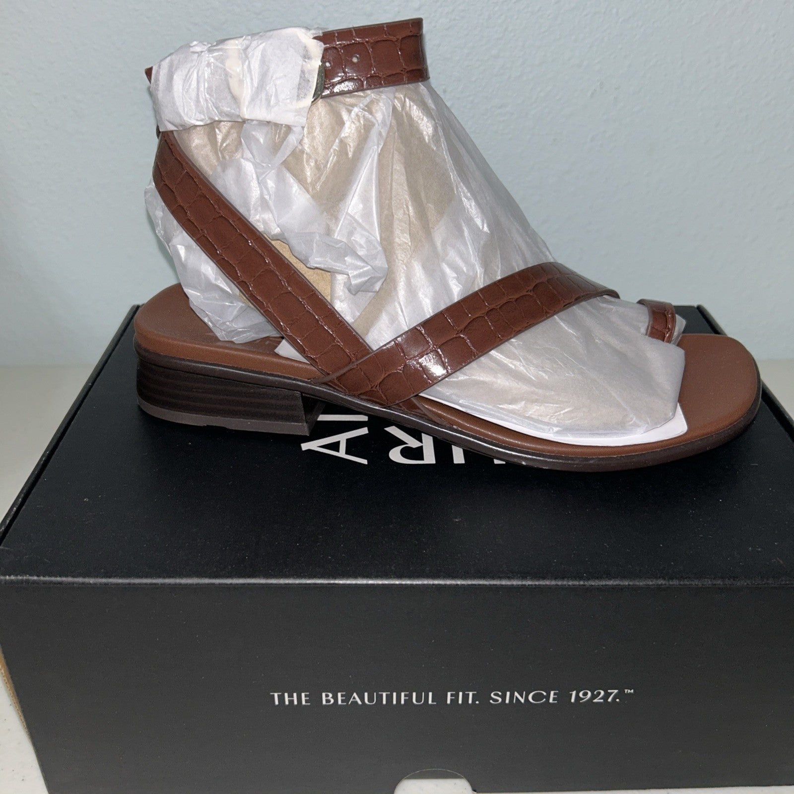 Naturalizer Brown Sandal 8 1/2 M Women’s Crocodile Gladiator Strap